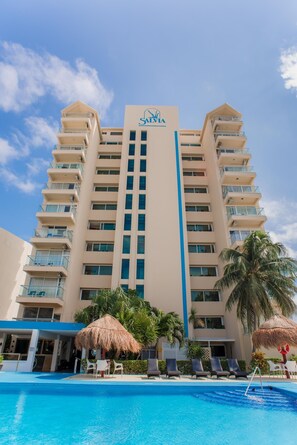 Outdoor pool - Lovely Beach front condo! (Cancun)