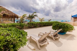 Property grounds - Lovely Beach front condo! (Cancun)