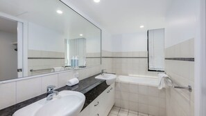 Dusche, Whirlpool, Handtücher