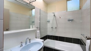 Baignoire, séchoir à cheveux, serviettes fournies