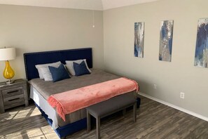 3 habitaciones, tabla de planchar con plancha, cuna de viaje y wifi