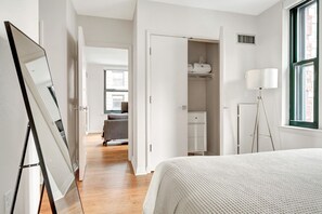 1 slaapkamer, een strijkplank/strijkijzer, wifi, beddengoed