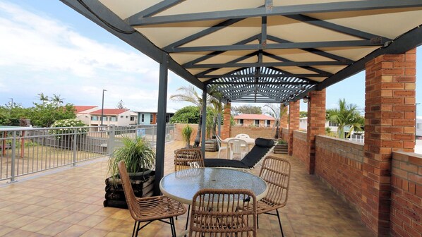 Outdoor dining - Horizons 3a-16 Miller Bargara (Bargara)