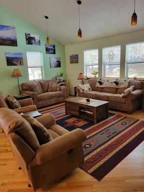 تلفزيون ذكي، مدفأة، مشغل دي في دي، كُتُب