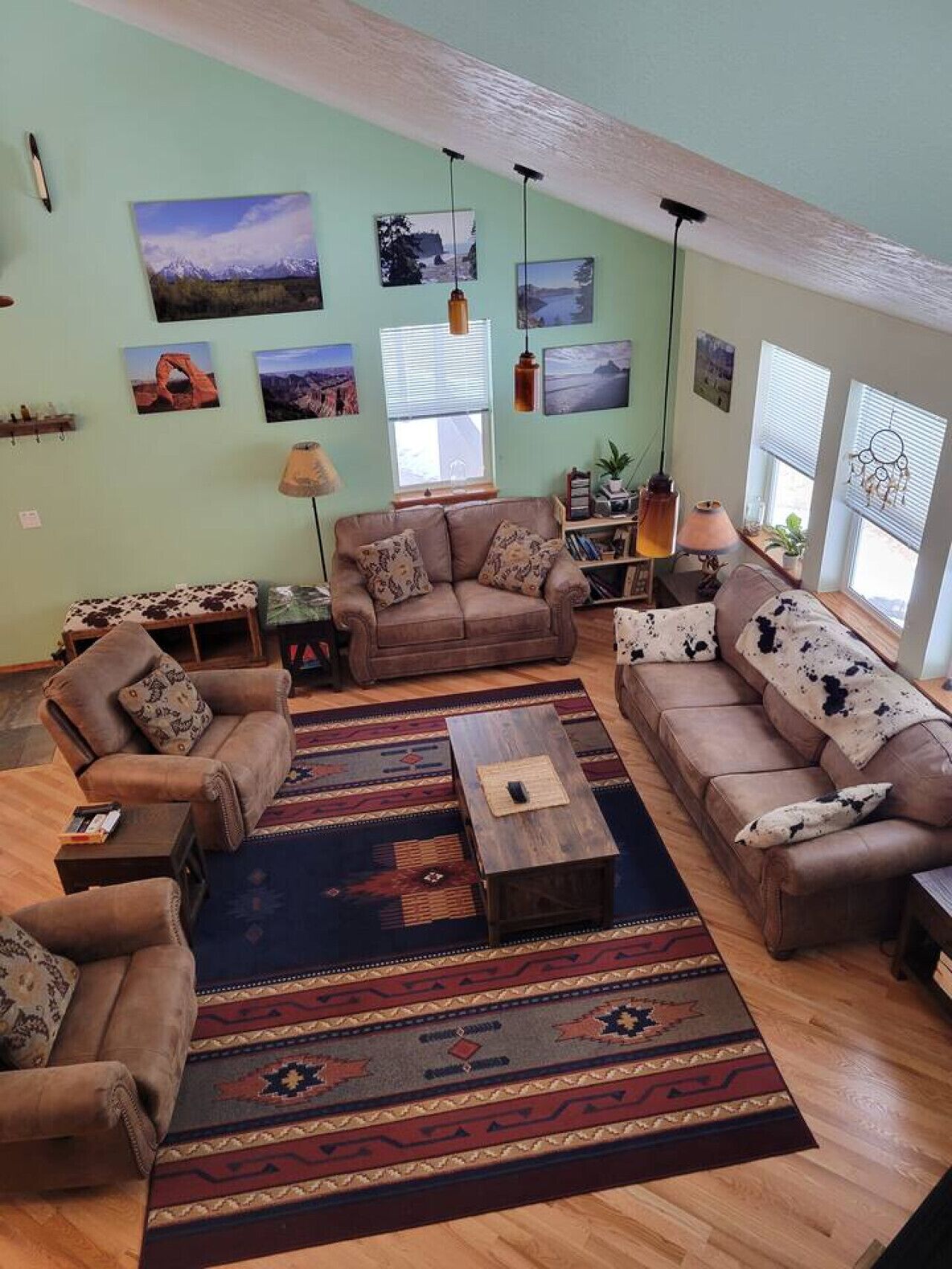 Smart TV, caminetto, lettore DVD, libri