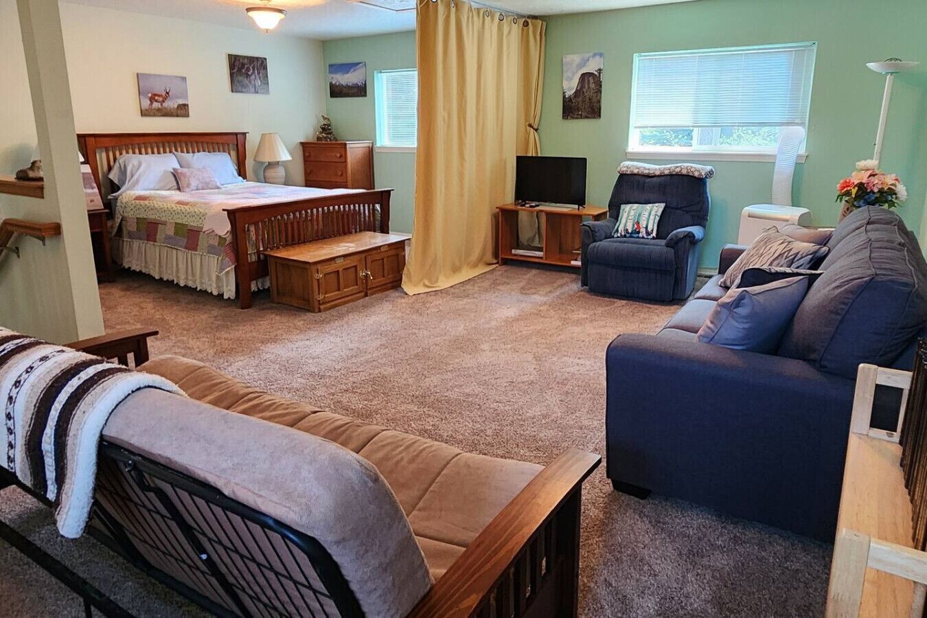 3 Schlafzimmer, Schreibtisch, Bügeleisen/Bügelbrett, Reisekinderbett