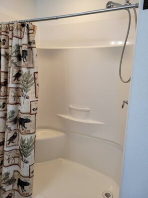 Douche, séchoir à cheveux, serviettes fournies, savon