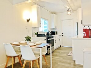 Fridge, microwave, oven, stovetop - Viewpoint Vista Stay San Diego Pet-Friendly Home (San Diego)