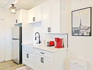 Fridge, microwave, oven, stovetop - Viewpoint Vista Stay San Diego Pet-Friendly Home (San Diego)