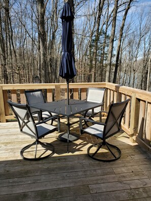 Outdoor dining - Relaxing on lake time (Fountain Run)