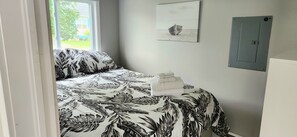 2 bedrooms, free WiFi - Hardy’s cute and cozy beach cottage  (Shediac)