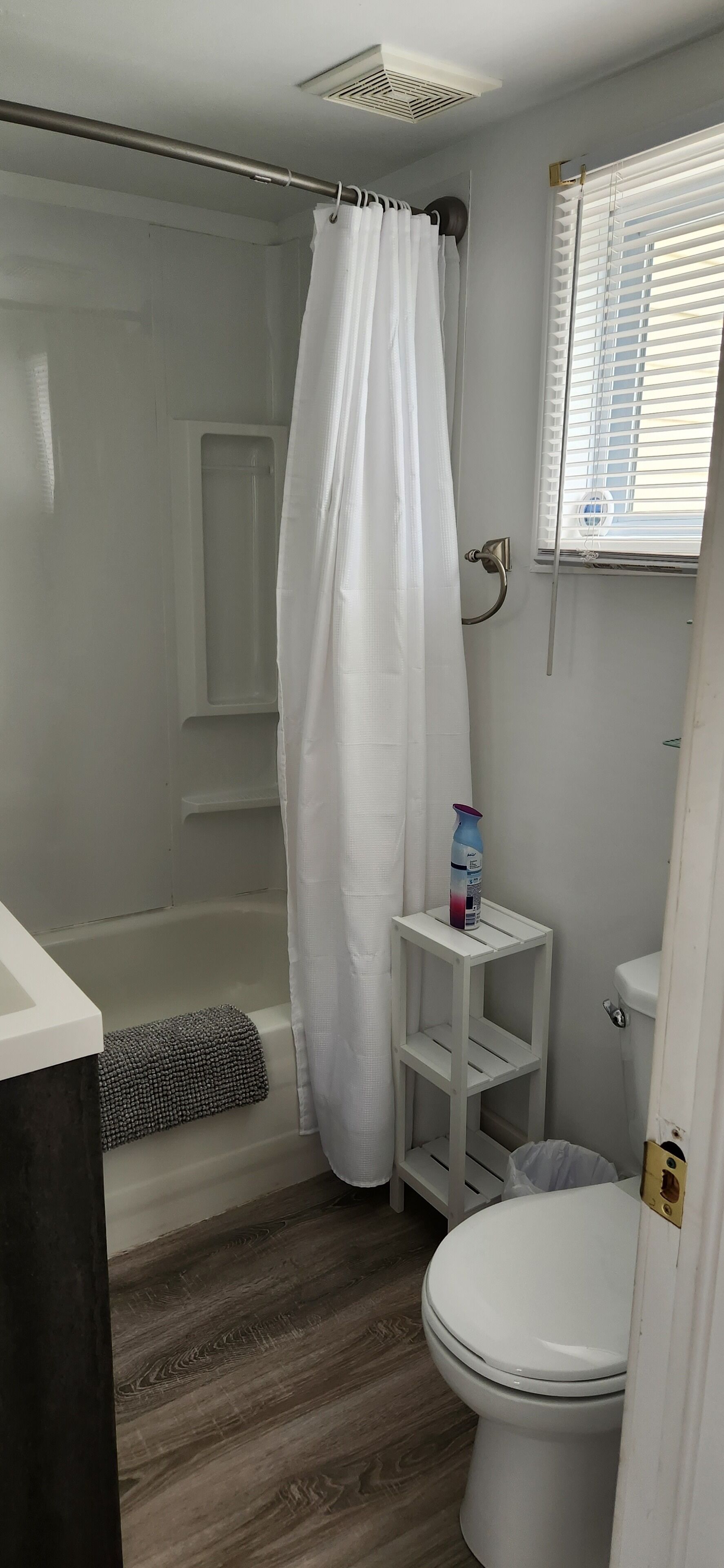 Ensemble douche/baignoire, sèche-cheveux, serviettes fournies, savon