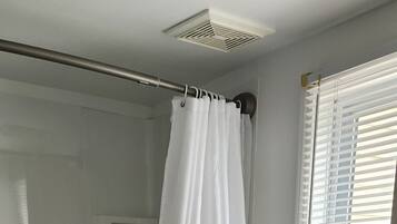 Ensemble douche/baignoire, sèche-cheveux, serviettes fournies, savon