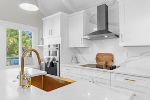 Microonde, forno, piano cottura, lavastoviglie