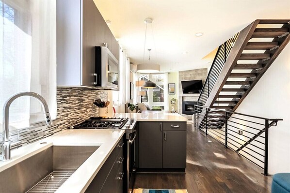 Kühlschrank, Mikrowelle, Ofen, Herdplatte