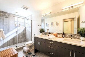 Hair dryer - Modern 3 Bedroom in Queen Anne with Rooftop + AC (Seattle)