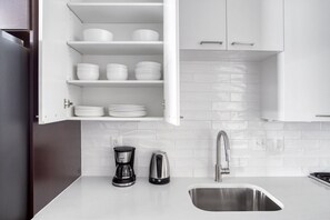 Fridge, microwave, oven, dishwasher - Hip Crystal City 1BR w/ Gym & Concierge, steps to Metro, by Blueground (Northern Virginia)