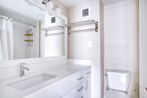 Secador de pelo, toallas