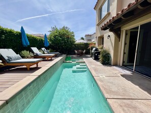 A heated pool - Cheerful Home-like Condo, Both Private Pool & Community Pools (Palm Springs)