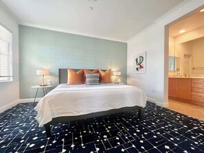 2 slaapkamers, een bureau, een strijkplank/strijkijzer, reisbedje