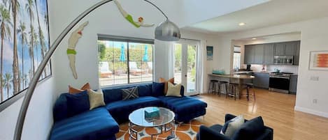 Smart TV, chimenea y libros