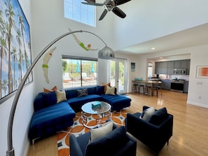 Smart TV, caminetto, libri