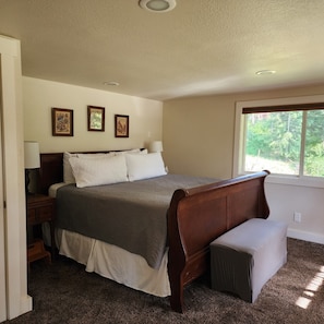 1 bedroom, iron/ironing board, free WiFi, bed sheets - Serene Hideaway near nature and the Little Spokane River (Colbert)