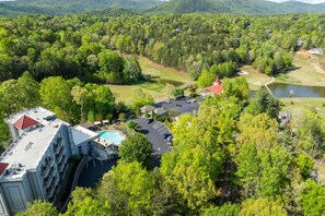 Exterior - Private getaway, gated golf resort, New Hot Tub -close to Downtown Helen, pool (Helen)