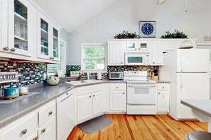 Fridge, microwave, oven, stovetop - Private getaway, gated golf resort, New Hot Tub -close to Downtown Helen, pool (Helen)