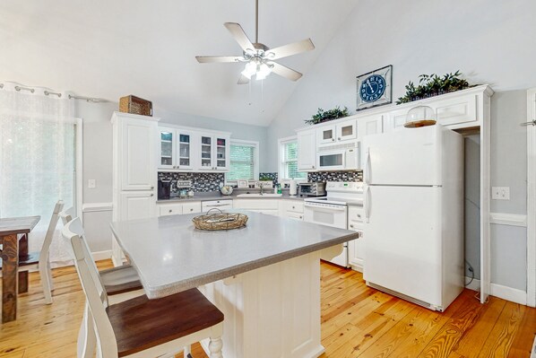 Fridge, microwave, oven, stovetop - Private getaway, gated golf resort, New Hot Tub -close to Downtown Helen, pool (Helen)