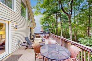 Outdoor dining - Private getaway, gated golf resort, New Hot Tub -close to Downtown Helen, pool (Helen)