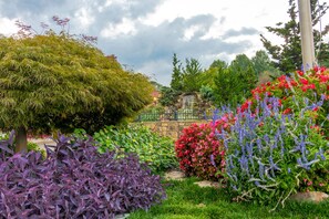 Property grounds - Private getaway, gated golf resort, New Hot Tub -close to Downtown Helen, pool (Helen)