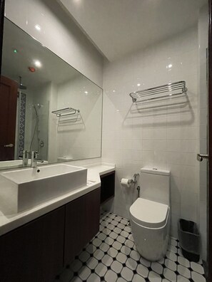 Superior Double or Twin Room | Bathroom | Free toiletries