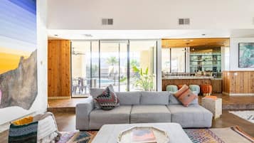 TV connectée, cheminée, jeux vidéo, livres