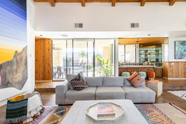 Smart TV, fireplace, video games, books - Private villa on 8acres with heated pool and spa. 10 mins. From JTNP entrance. (Twentynine Palms)