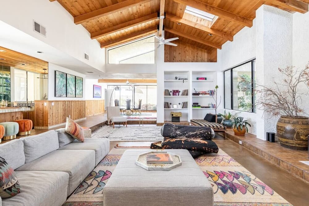 Private High Desert Villa. 10 mins. From JTNP entrance/pool and spa.