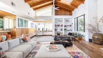 Smart TV, chimenea, videojuegos y libros