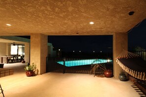 Una piscina cubierta, una piscina al aire libre