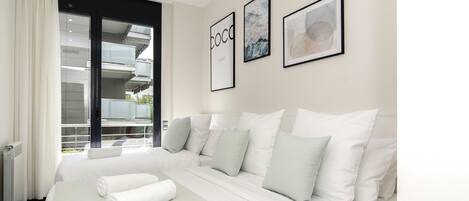 3 عدّة غرف نوم ومكواة/لوح كي وخدمة الإنترنت وملاءات أسرّة