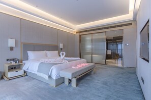 Suíte luxo, vista para o jardim | Frigobar, cofres nos quartos, cortinas blackout, Wi-Fi de cortesia