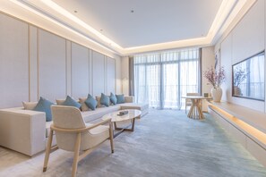 Deluxe-Suite, Gartenblick | Minibar, Zimmersafe, Verdunkelungsvorhänge, kostenloses WLAN