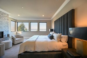 4 bedrooms, desk, iron/ironing board, travel crib - Gorgeous 4 bedroom/5 bath Designer Home, gym, AC, views! (Kirkland)