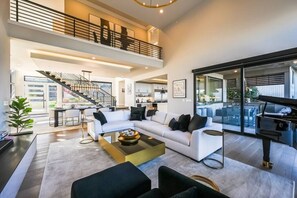 Télévision, cheminée, chaîne hi-fi