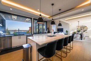 Dining - Gorgeous 4 bedroom/5 bath Designer Home, gym, AC, views! (Kirkland)