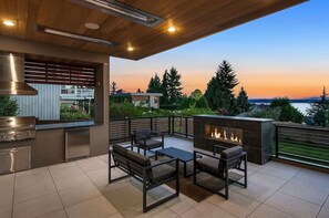 Terrace/patio - Gorgeous 4 bedroom/5 bath Designer Home, gym, AC, views! (Kirkland)
