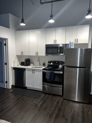 Frigorifero, microonde, forno, piano cottura