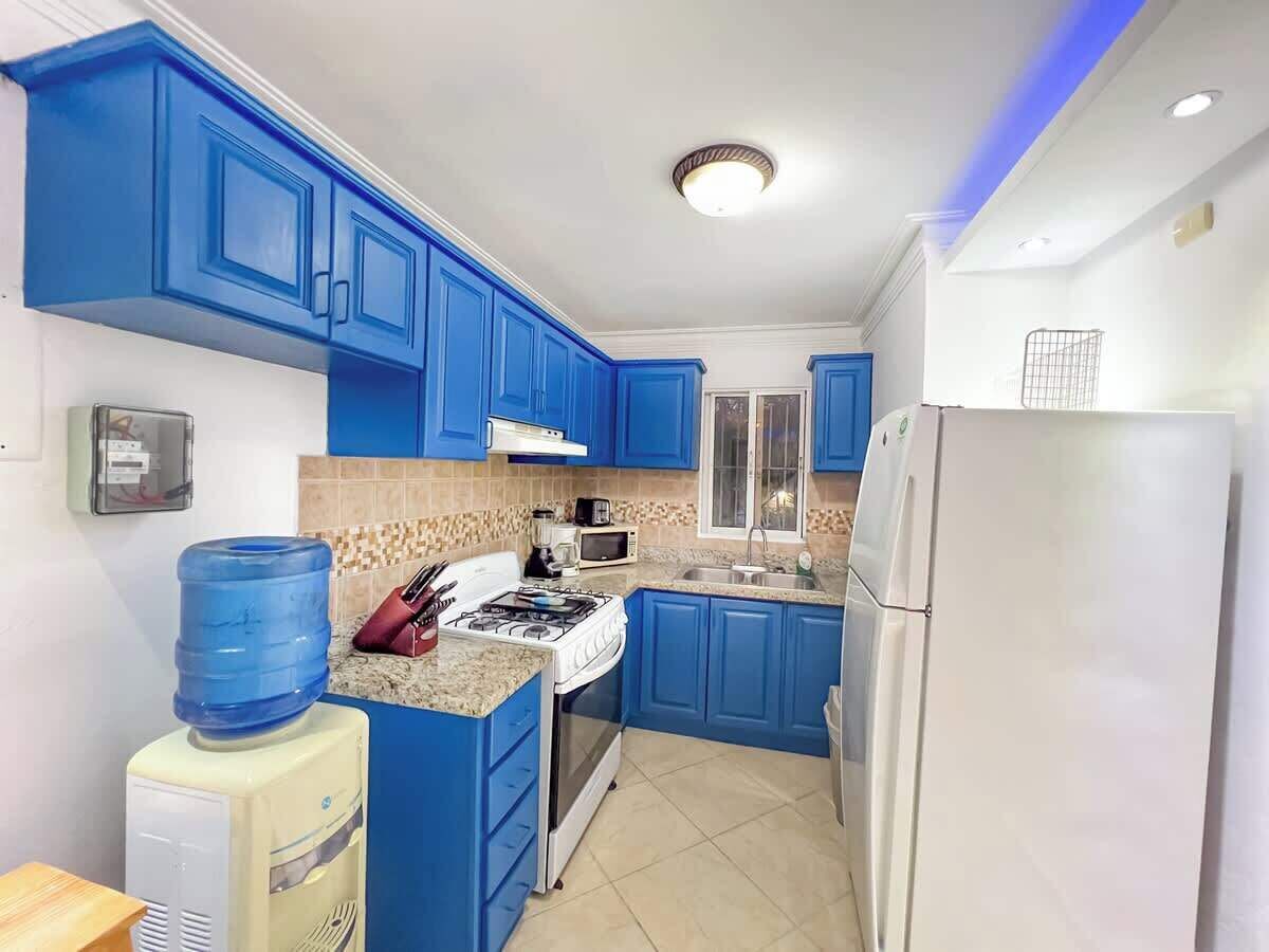 Een koelkast, een kookplaat, een koffiezetapparaat/waterkoker