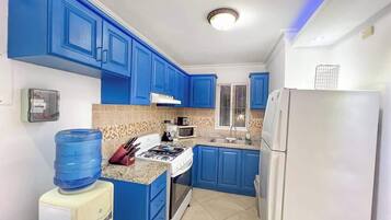 Een koelkast, een kookplaat, een koffiezetapparaat/waterkoker