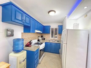 Een koelkast, een kookplaat, een koffiezetapparaat/waterkoker