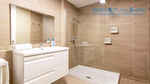 Een douche, een haardroger, handdoeken